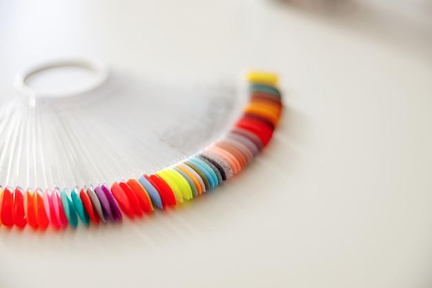 Kilka kolorowych nitek muliny